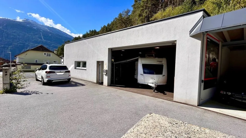 Werkstatt von ZS-Mobile Tirol in Mötz, im Hintergrund die Tiroler Berge