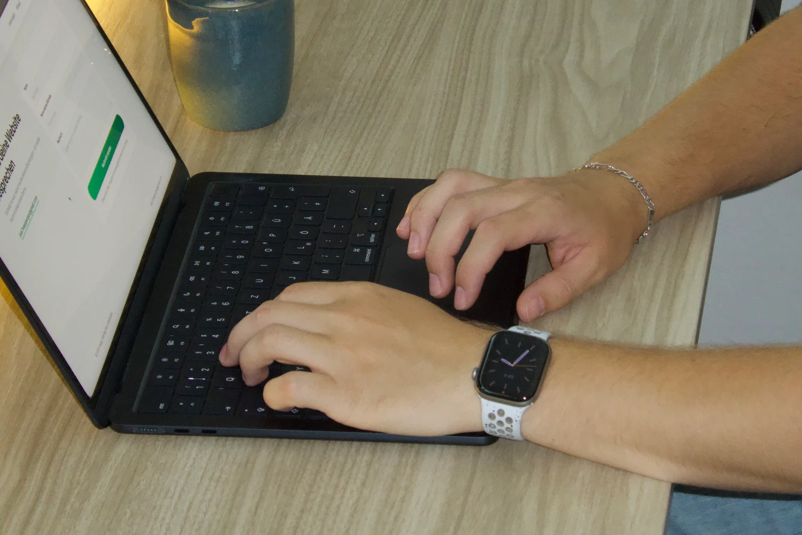 Joels Hände am iPad mit Tastatur, im Hintergrund seine Website im Aufbau